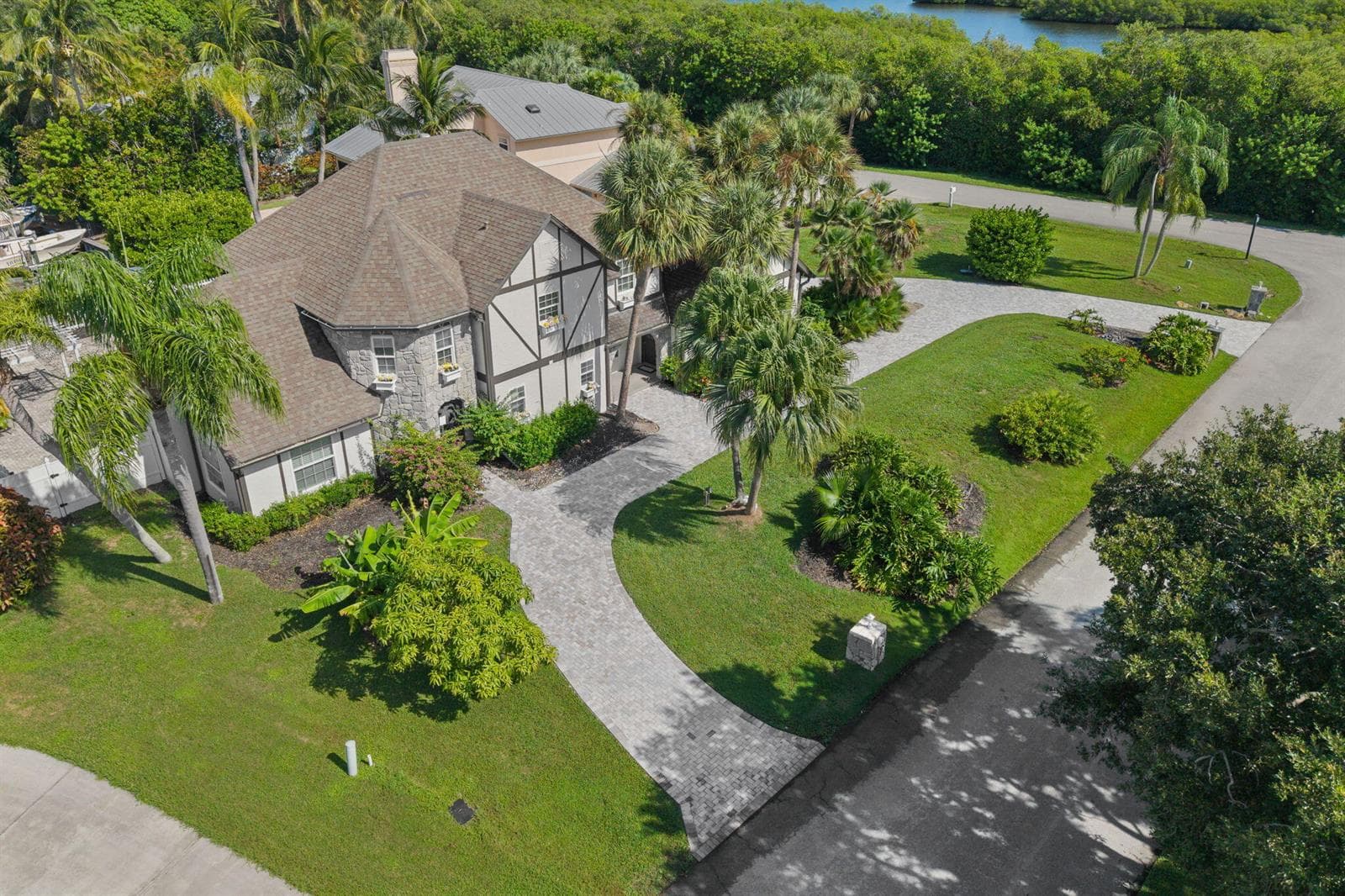 121 Queen Eugenia Court 3
