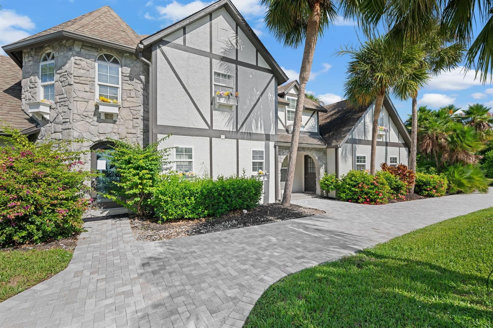 121 Queen Eugenia Court 1