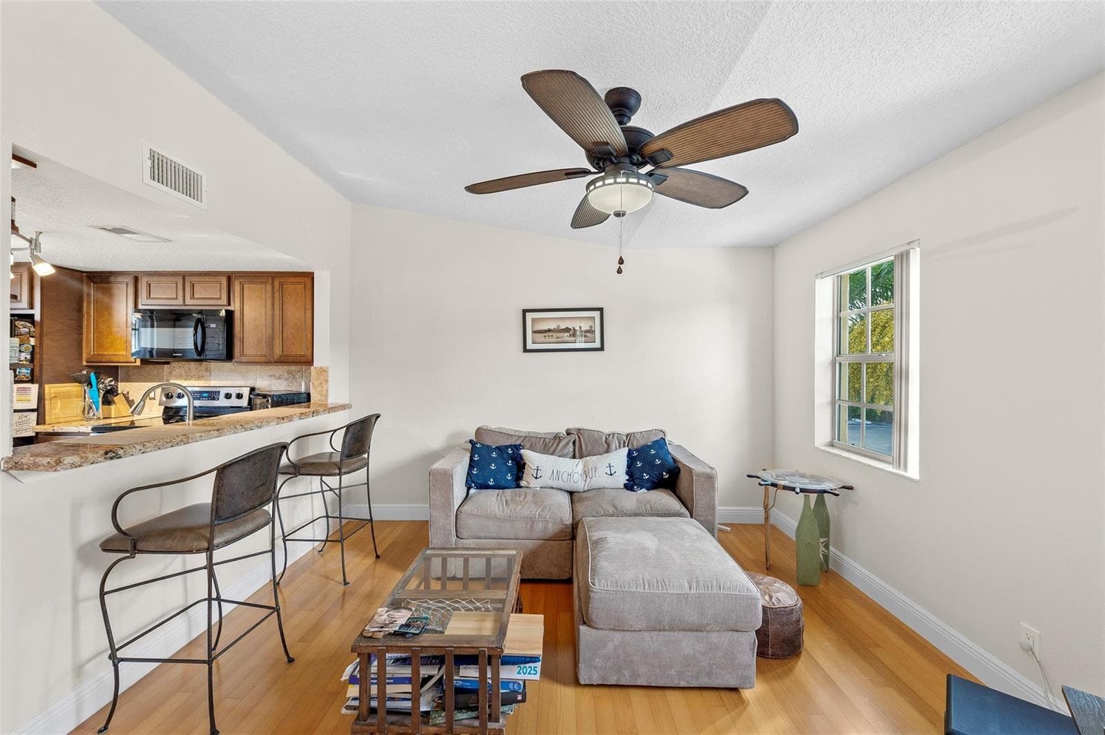 1035 Lake Shore Drive #105 5