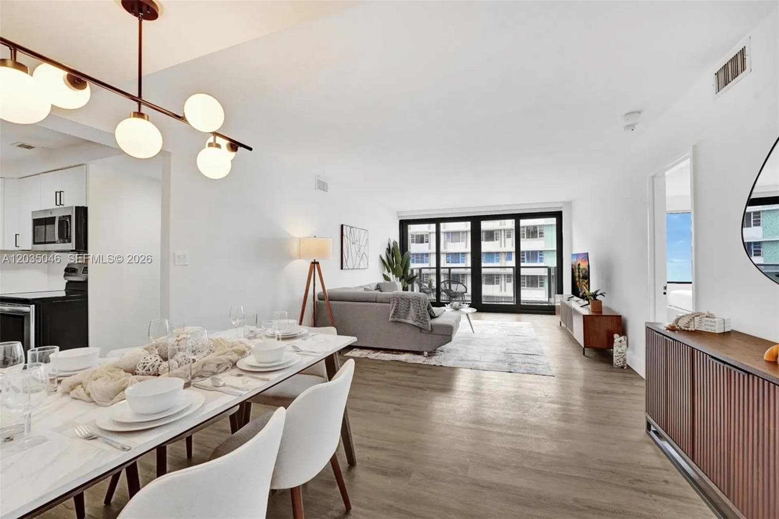 5225 Collins Ave #1606 4