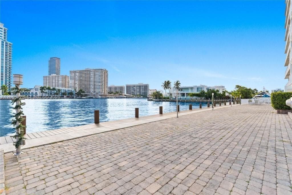 121 Golden Isles Dr #904 1