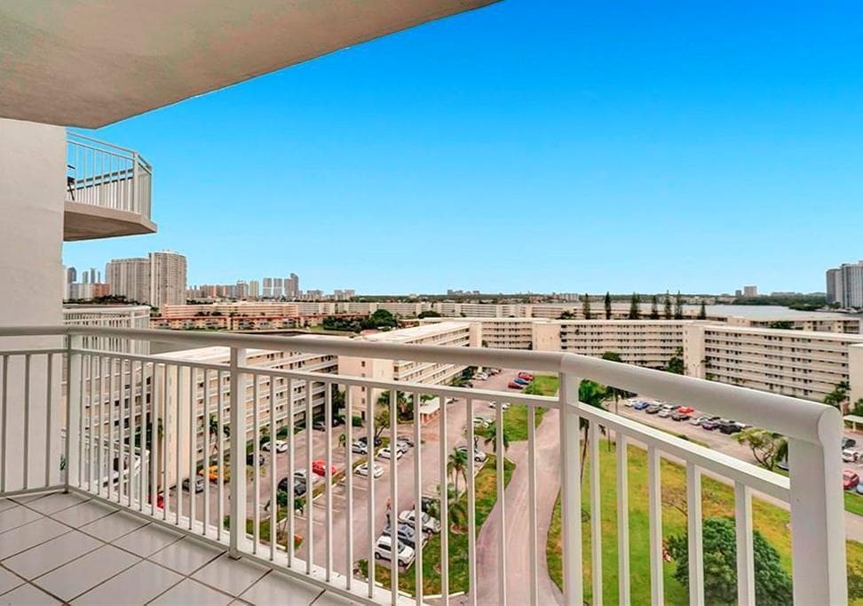 18031 Biscayne Boulevard #1004 5