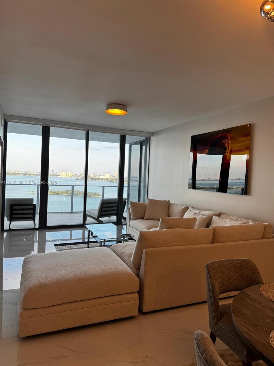 700 NE 23 2206 photo 11
