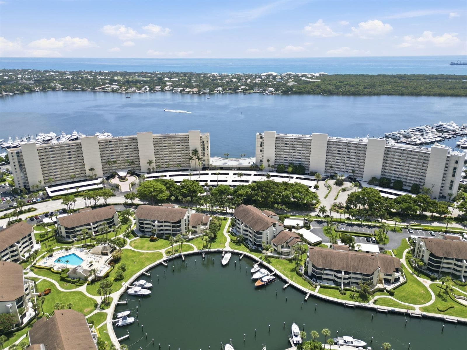 124 Lakeshore Drive 8280 photo 2