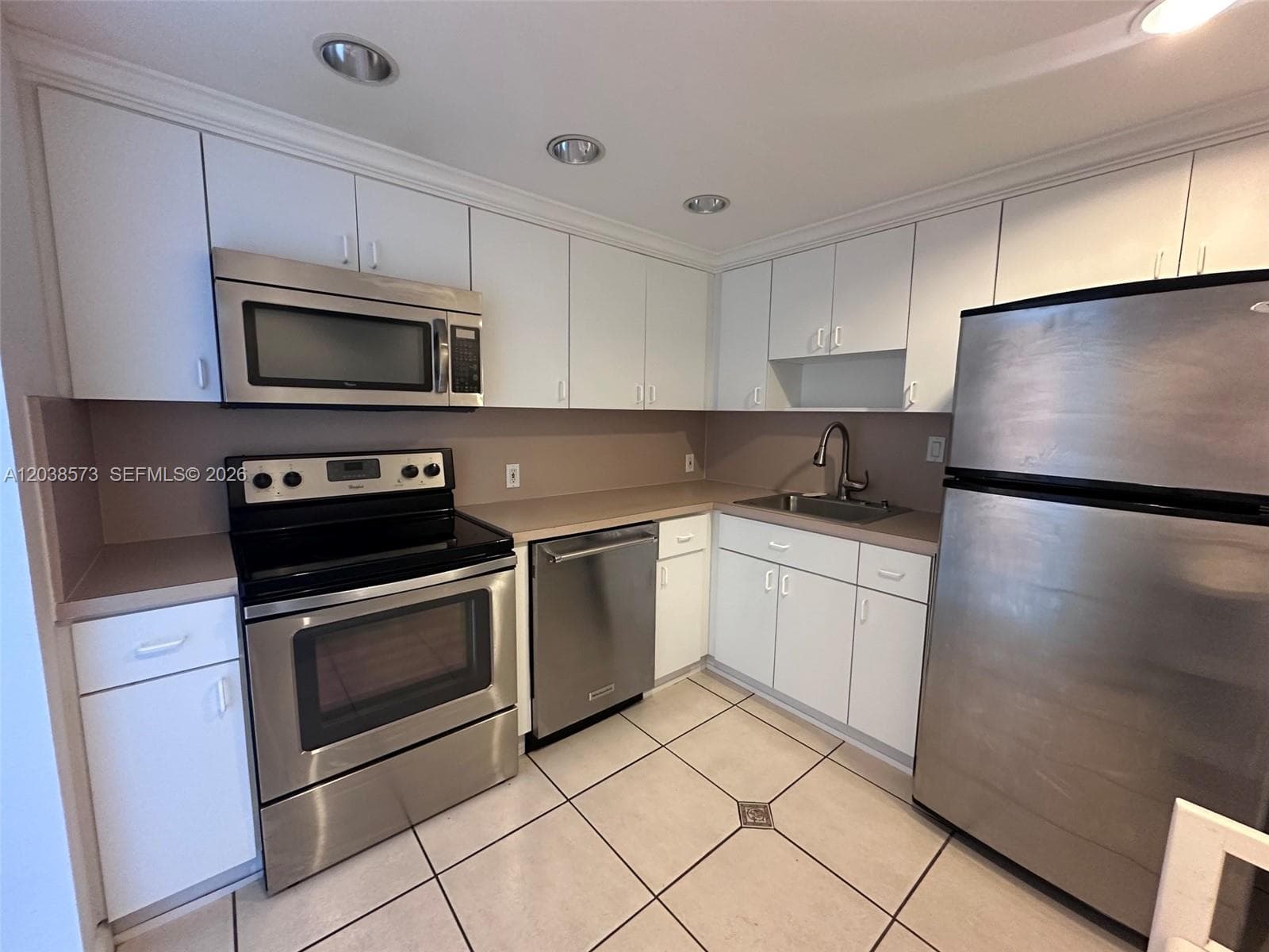 100 Bayview Dr 823 photo 8