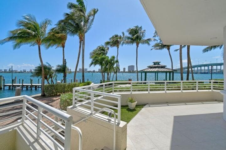 2650 Lake Shore Drive #106 3
