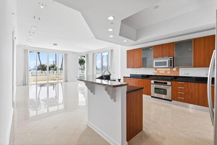 2650 Lake Shore Drive #106 5