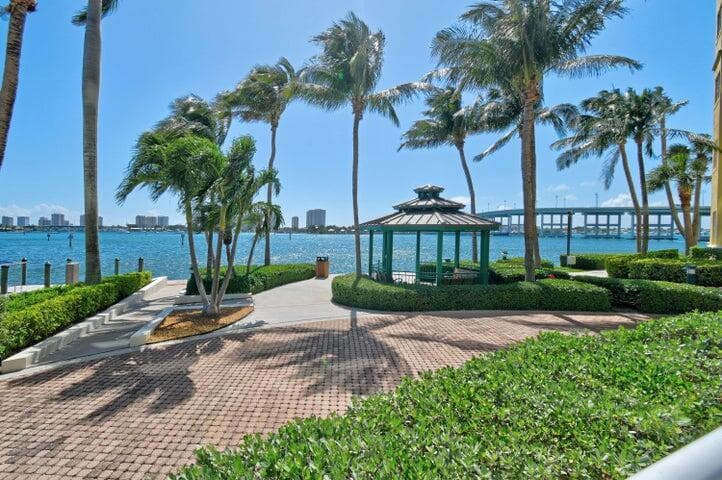 2650 Lake Shore Drive #106 4
