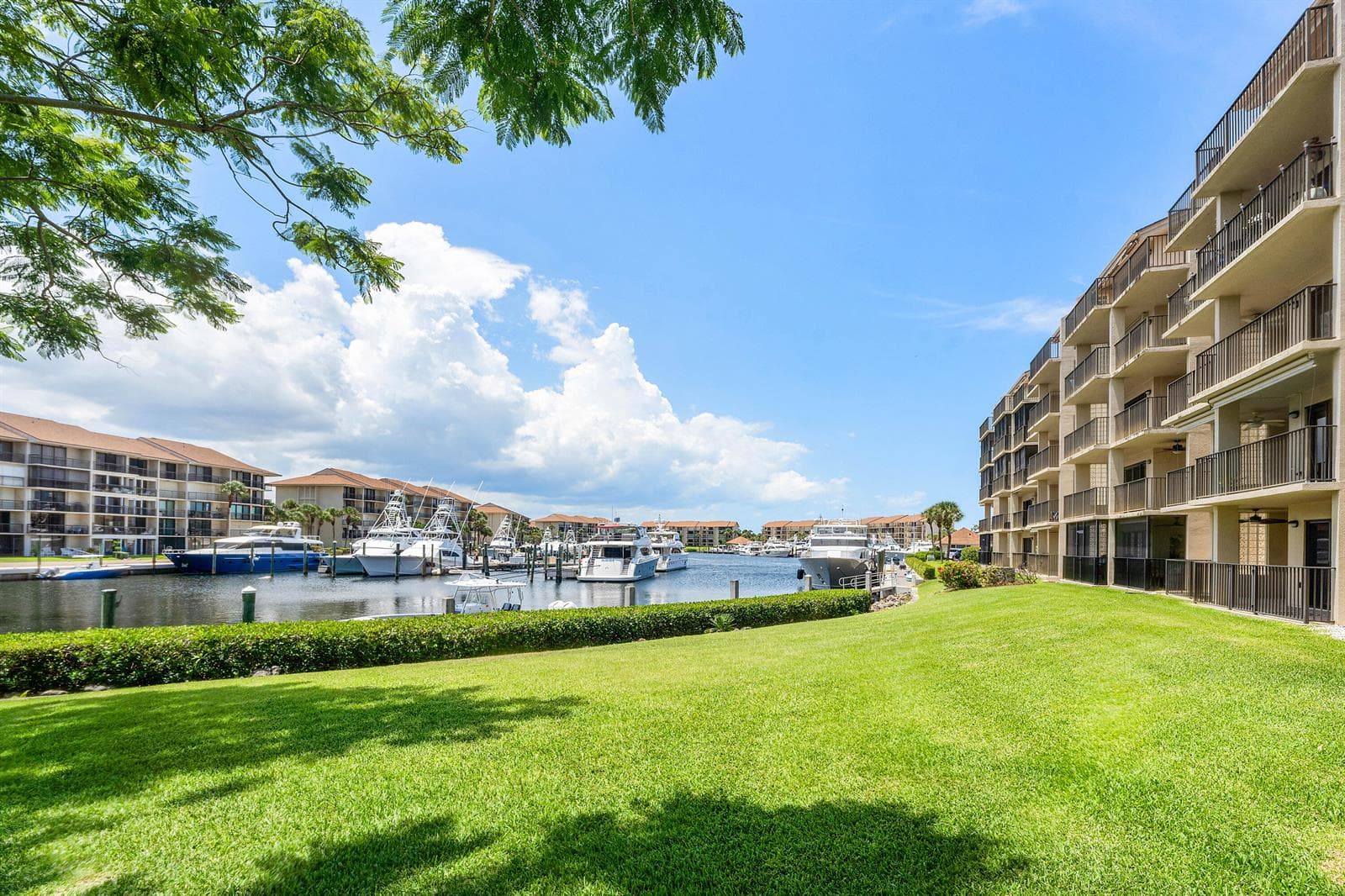 1301 Seafarer Circle #403 4