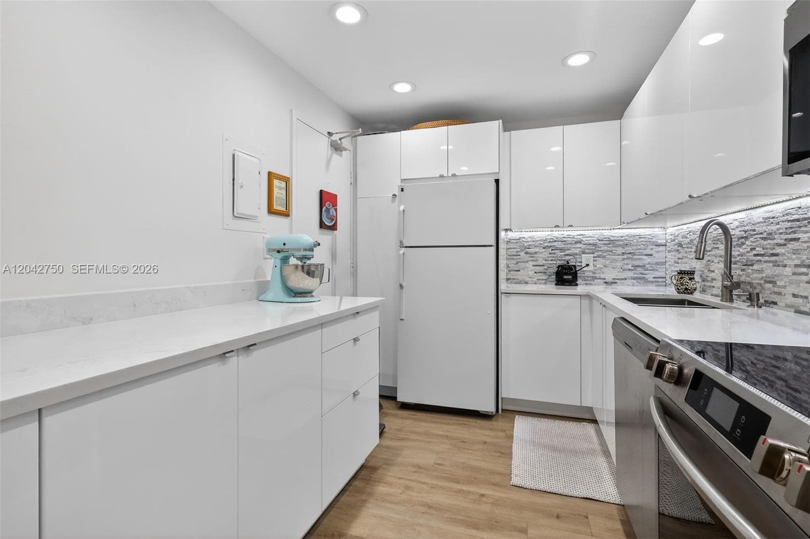9381 E Bay Harbor Dr 303N photo 6