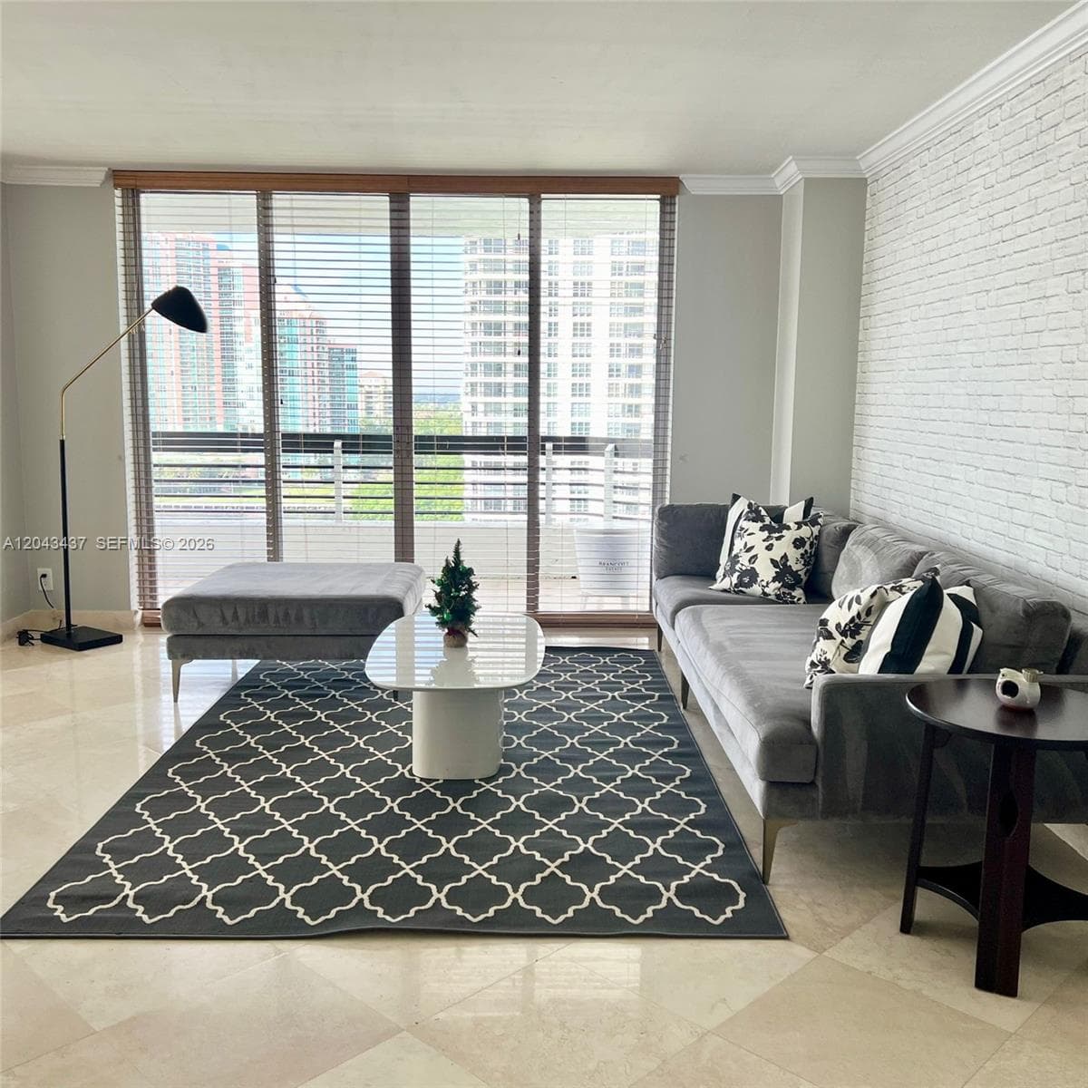 3600 Mystic Pointe Dr 1401 photo 4