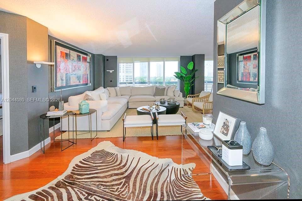 3600 Mystic Pointe Dr 718 photo 1