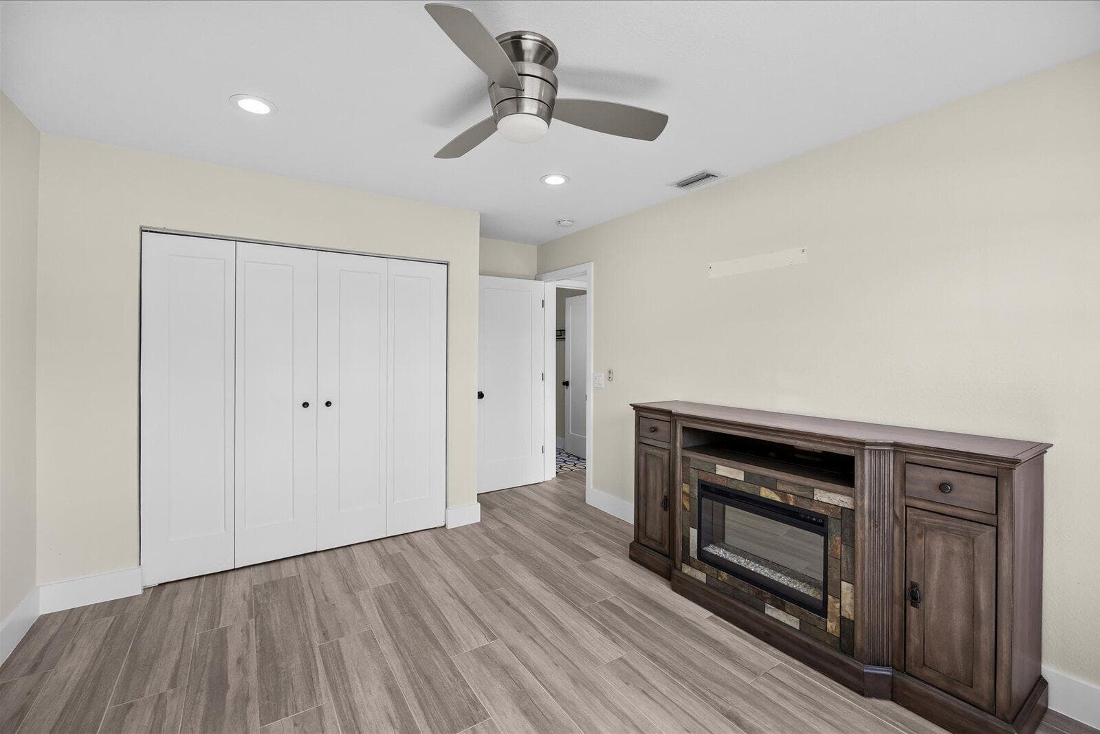 160 NE Twylite Terrace photo 24