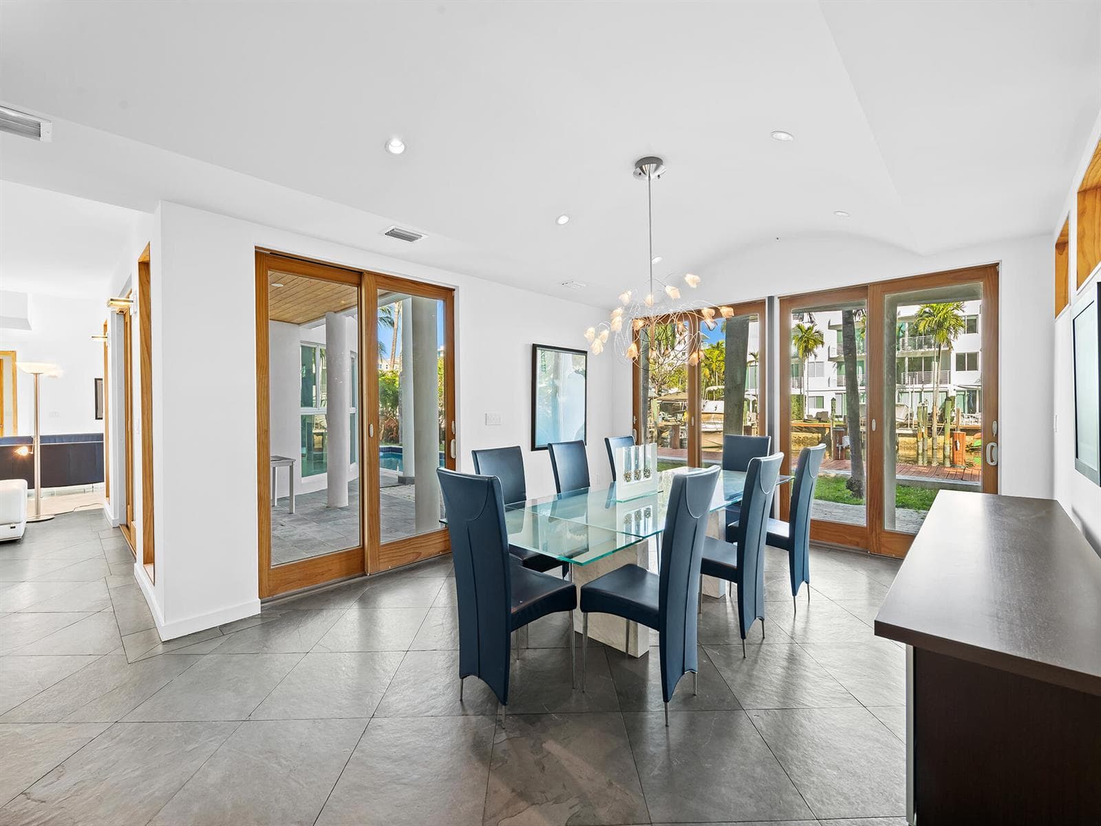 450 Victoria Terrace photo 22