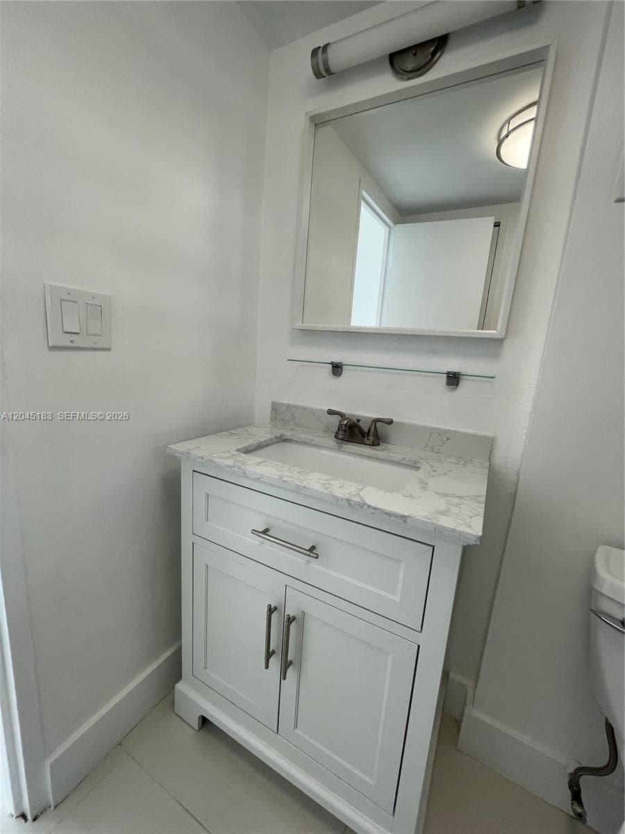 220 Kings Point Dr 502 photo 7