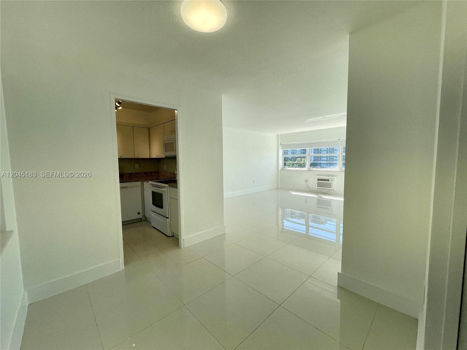 220 Kings Point Dr 502 photo 3