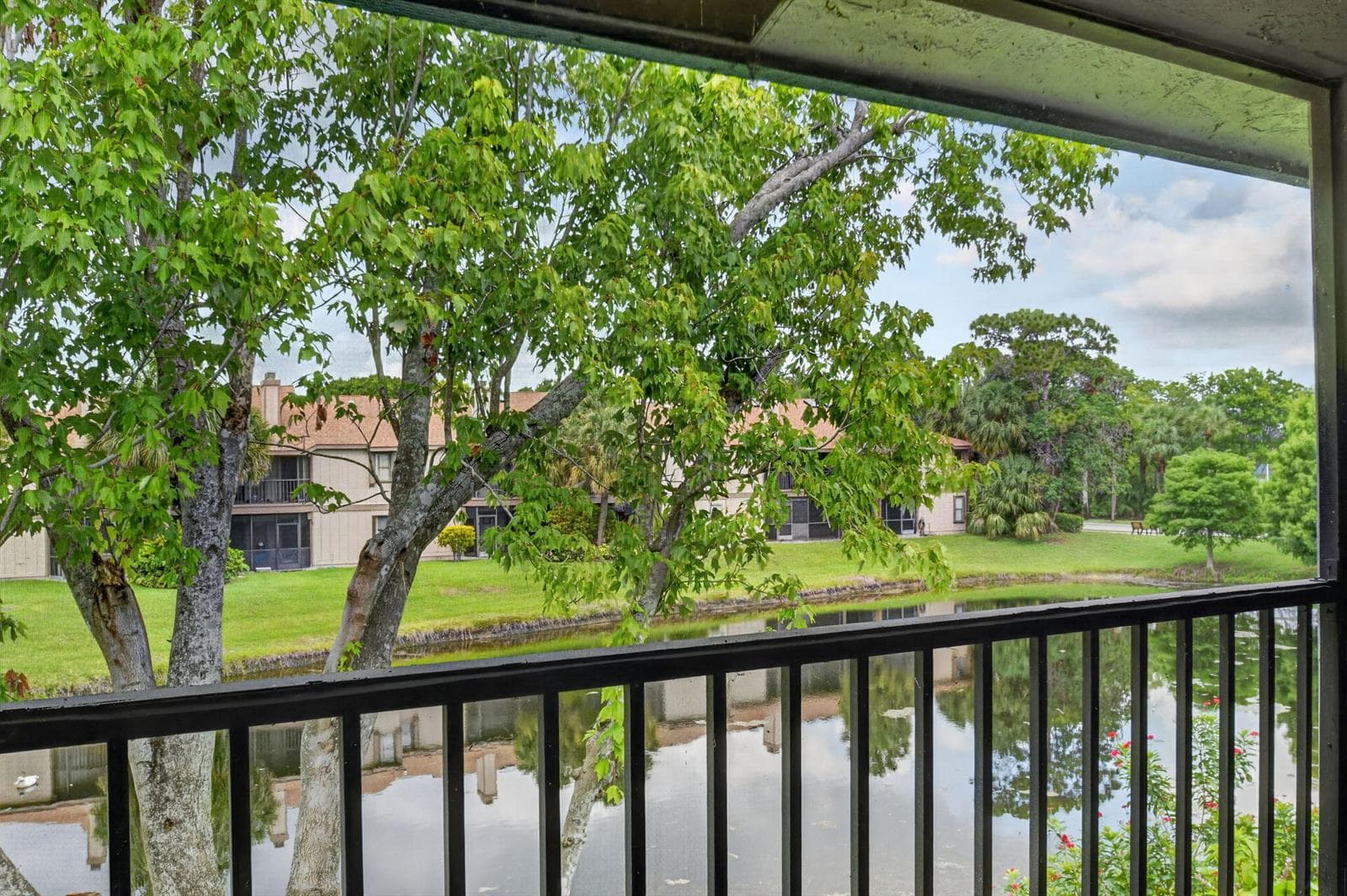 907 Harbour Pointe Way photo 3
