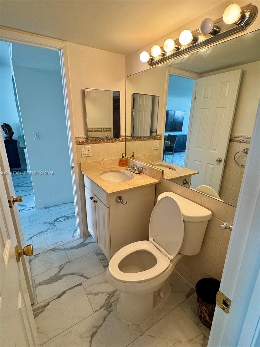 600 NE 36th St 609 photo 10