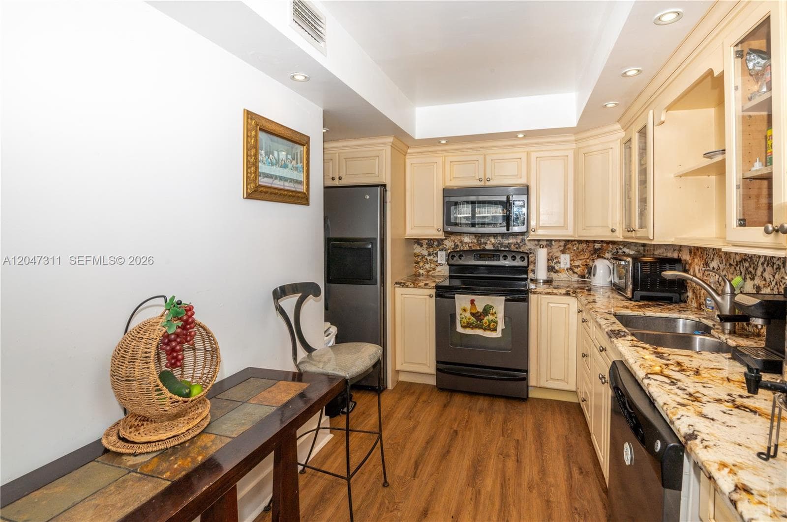 7545 E Treasure Dr 9B photo 9