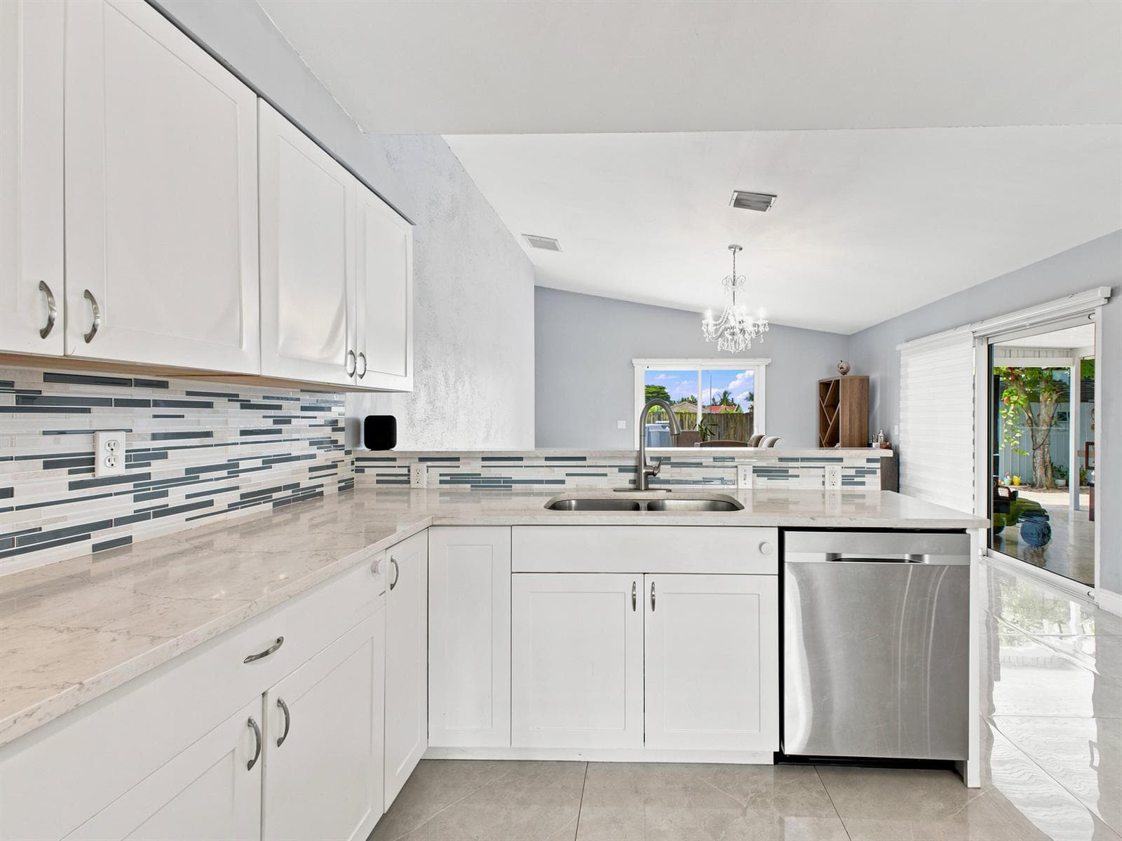 5396 Benjamin Avenue photo 18
