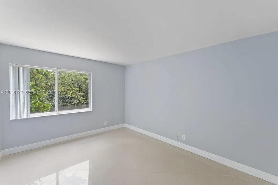 1400 NE 54th St 102 photo 15