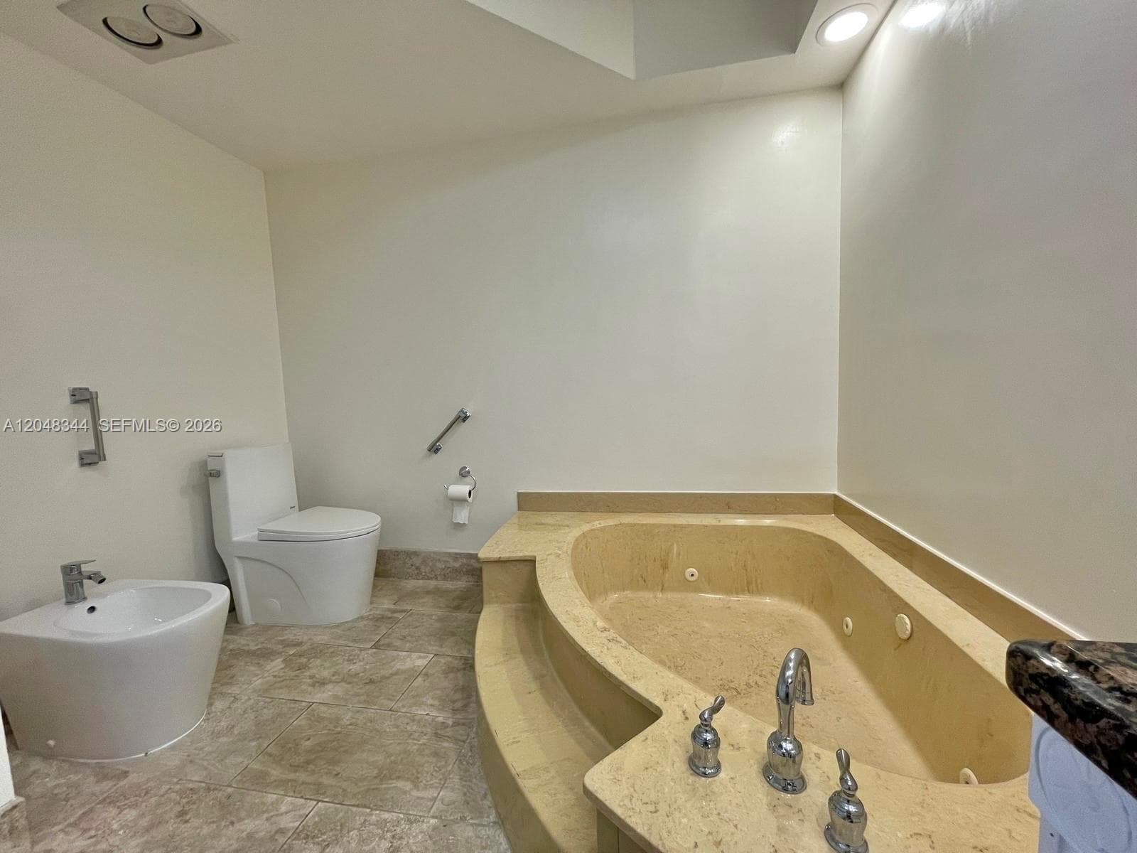 20281 E Country Club Dr 2104 photo 20