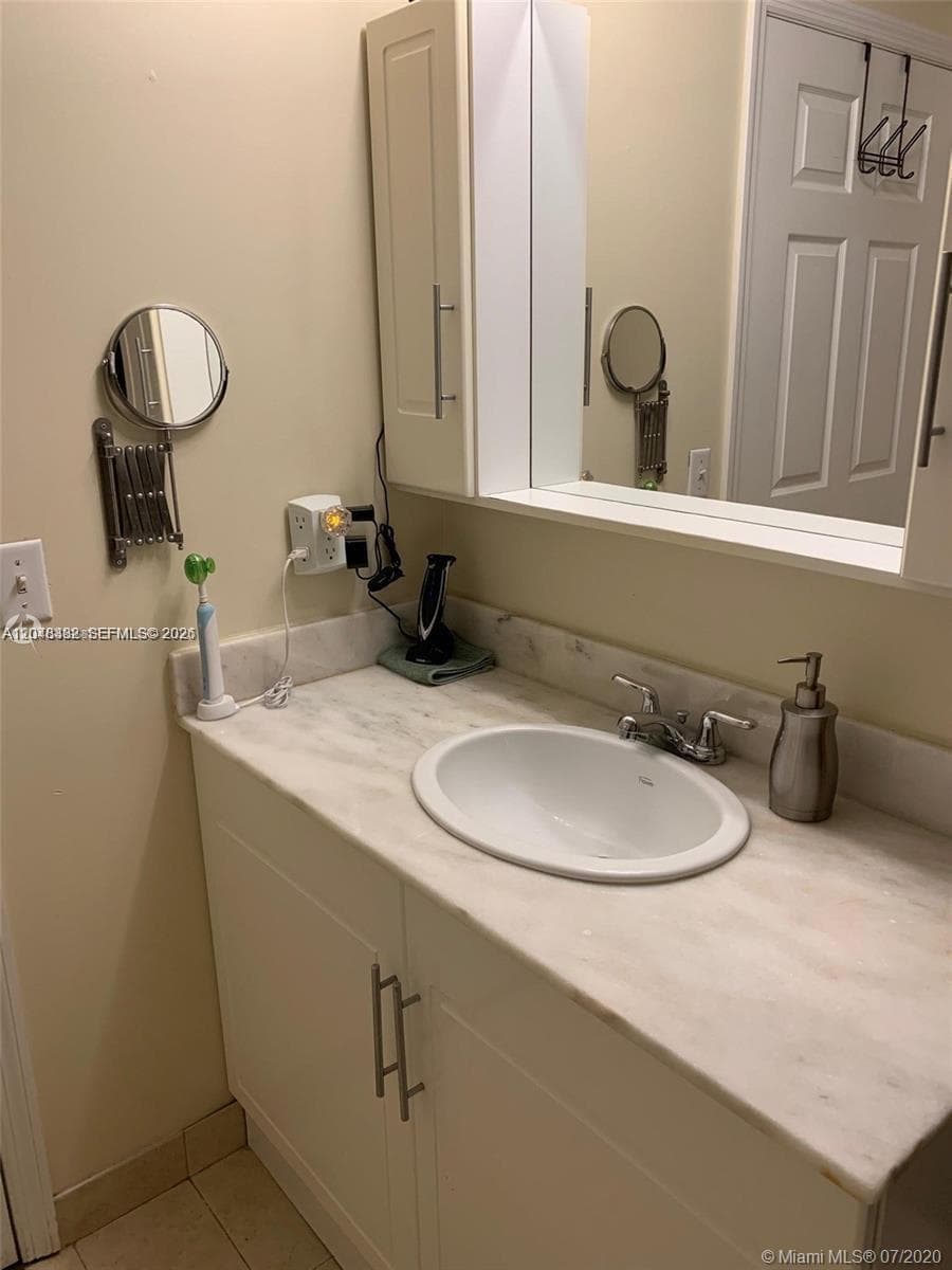 275 NE 18th St 1109 photo 6