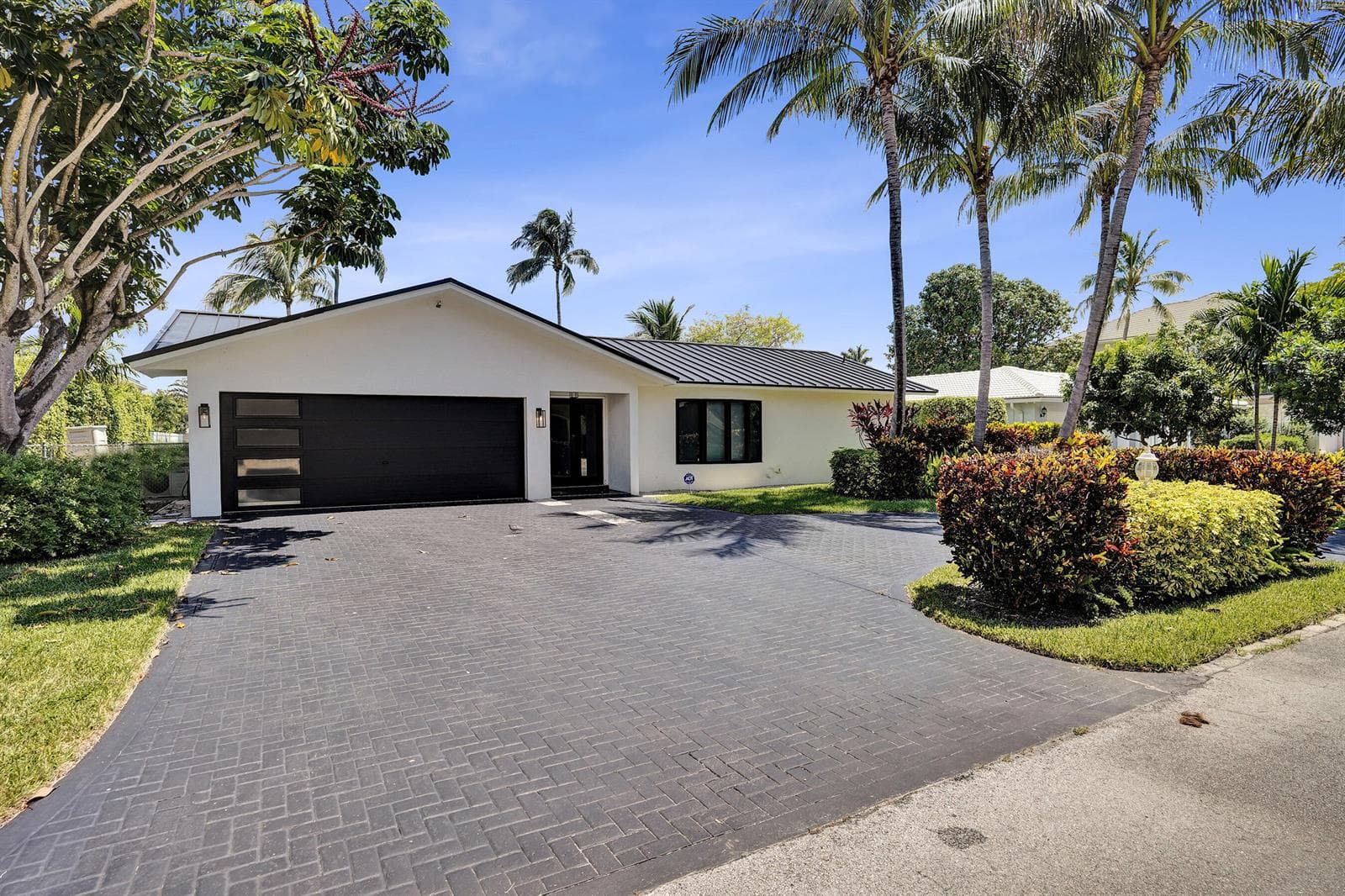 933 Banyan Drive photo 3