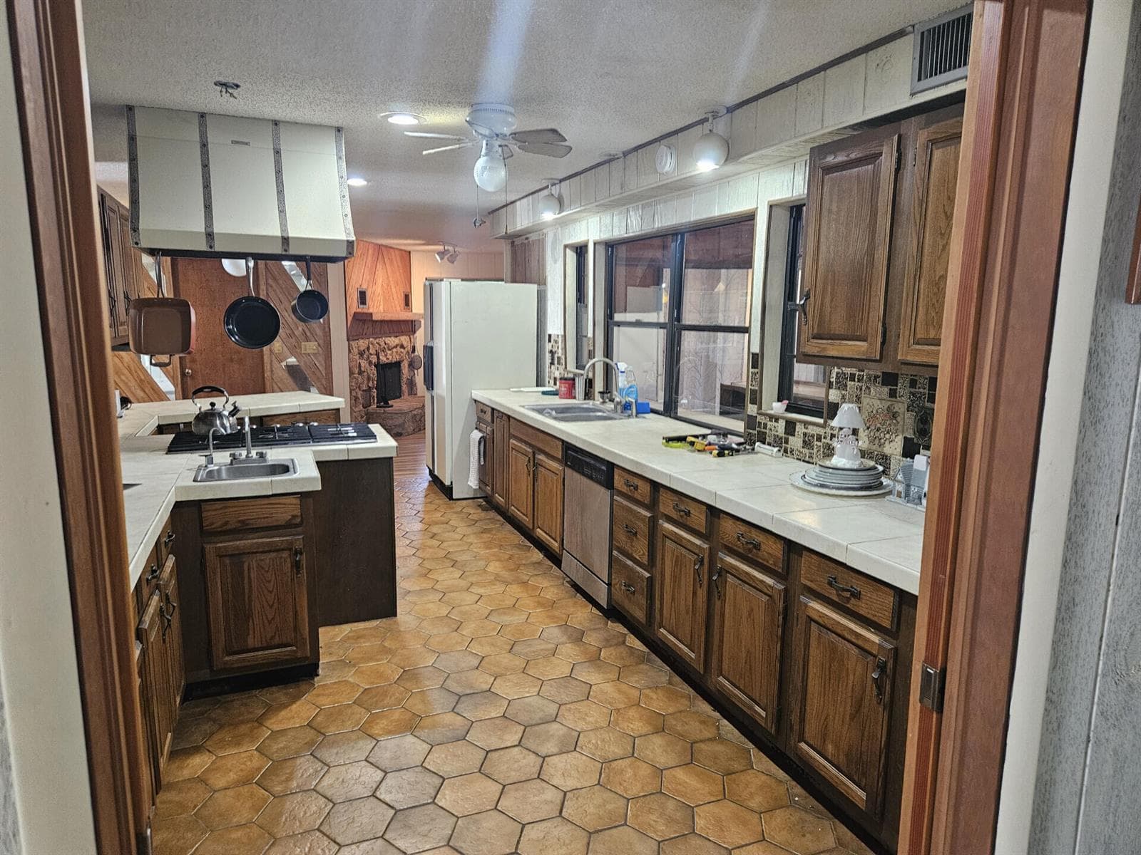 596 Greenwood Drive photo 9