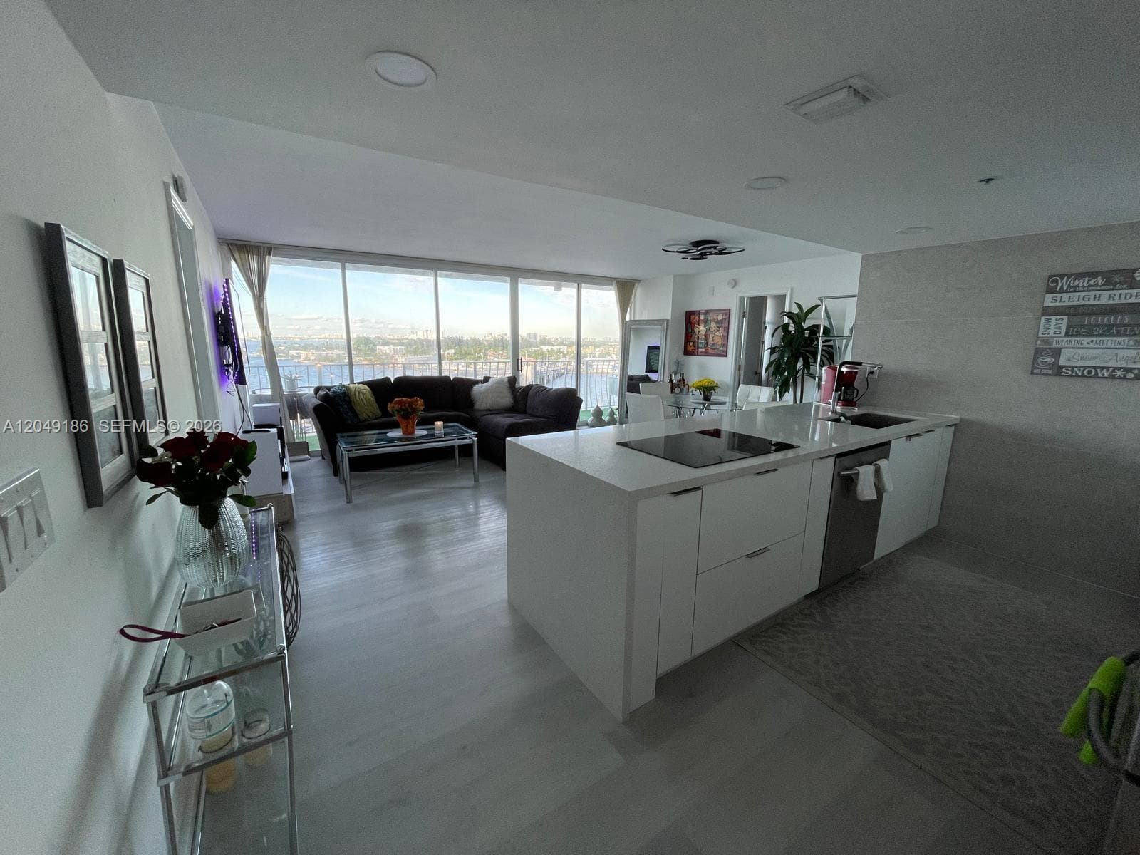 7601 E Treasure Dr 1017 photo 2