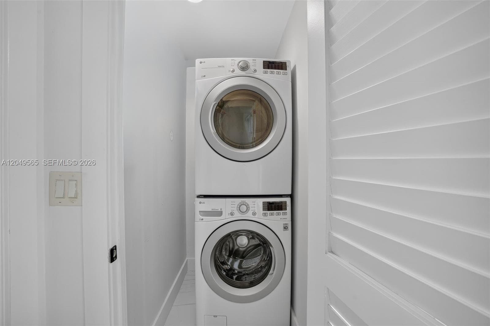 6039 Collins Ave 1624 photo 17