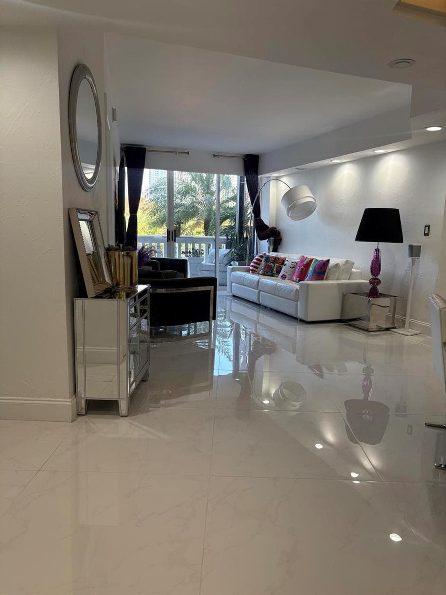 1000 E Island Boulevard #305 1