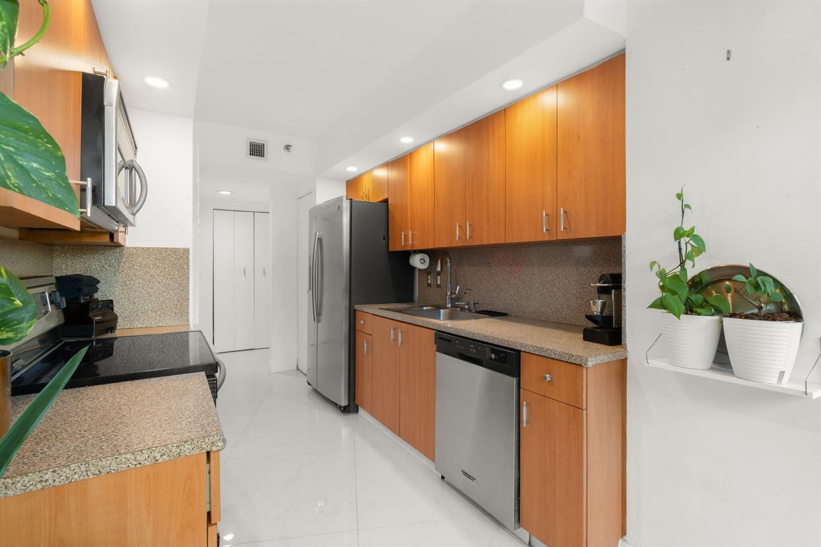 1000 E Island Boulevard 305 photo 8