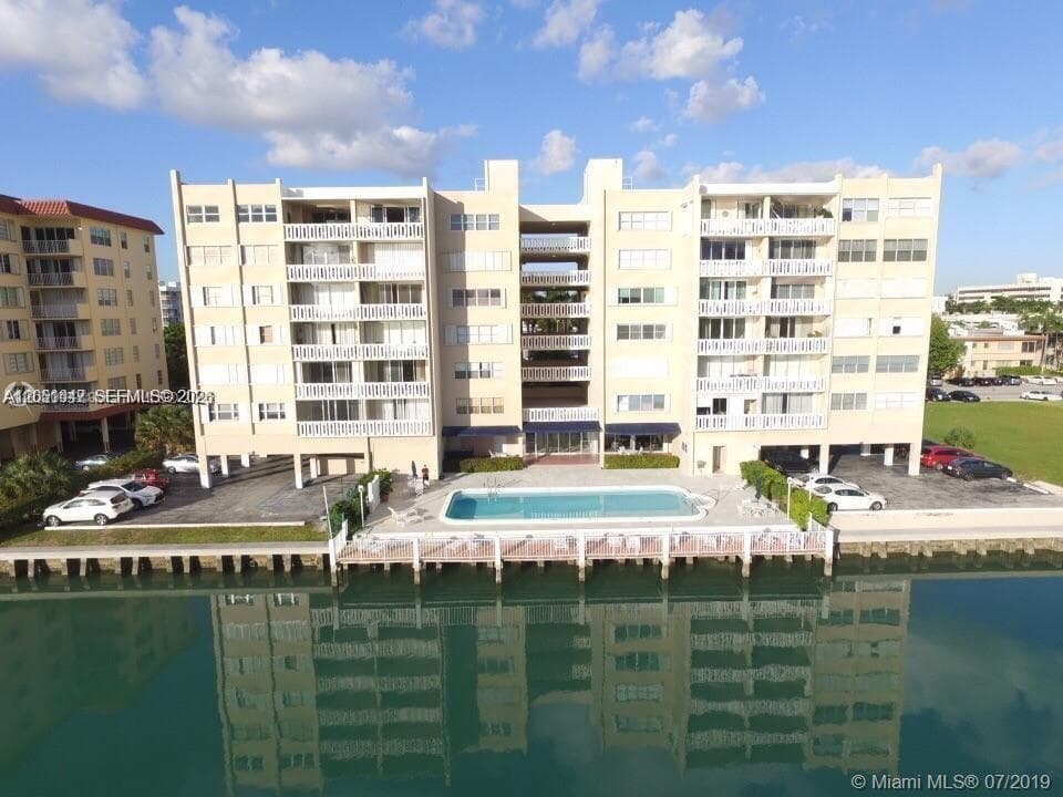9381 E Bay Harbor Dr 302S photo 1