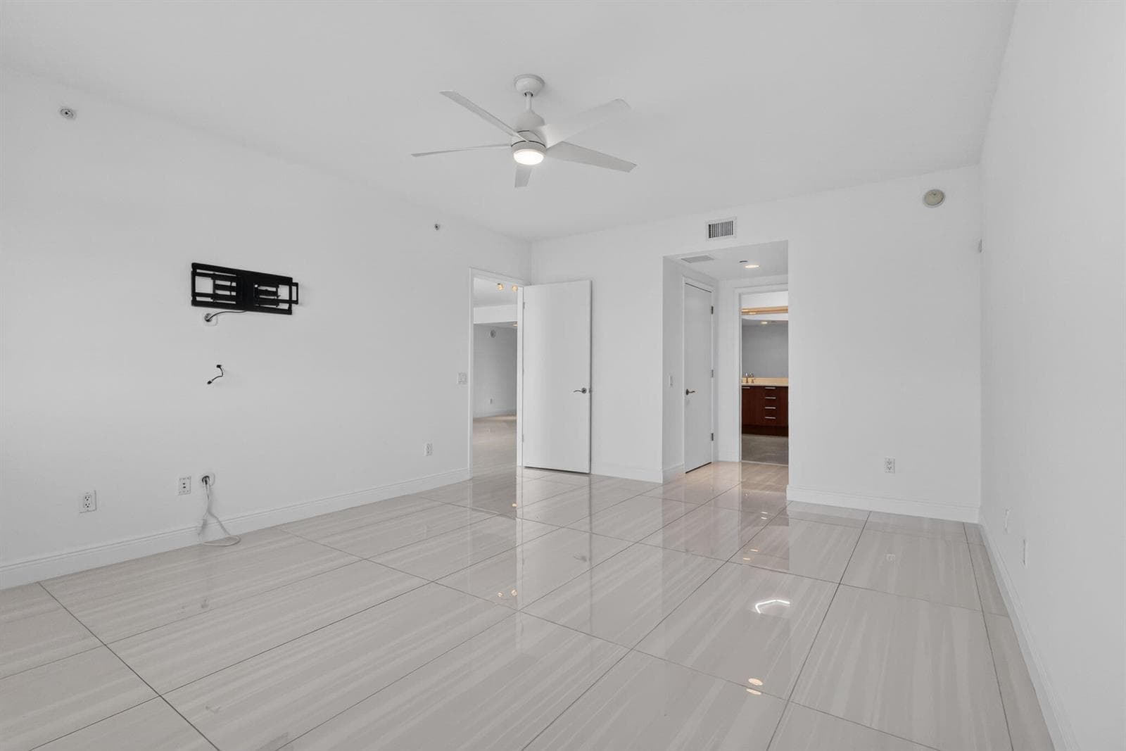 2650 Lake Shore Drive 1005 photo 22
