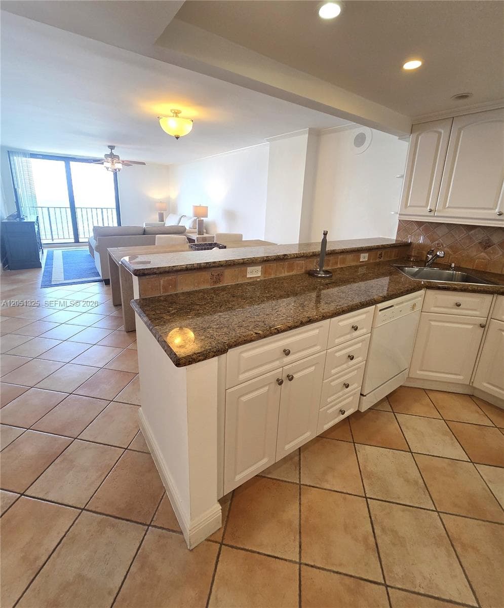 2625 Collins Ave 1506 photo 4