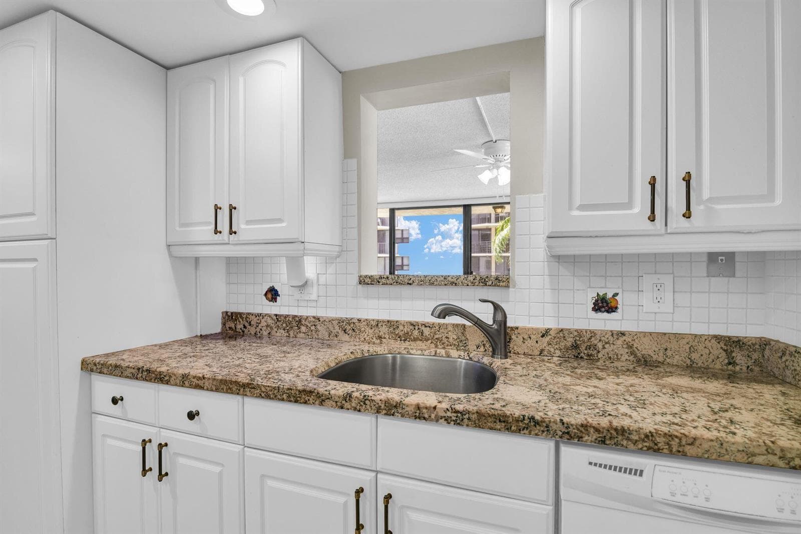 899 Jeffery Street 3010 photo 13