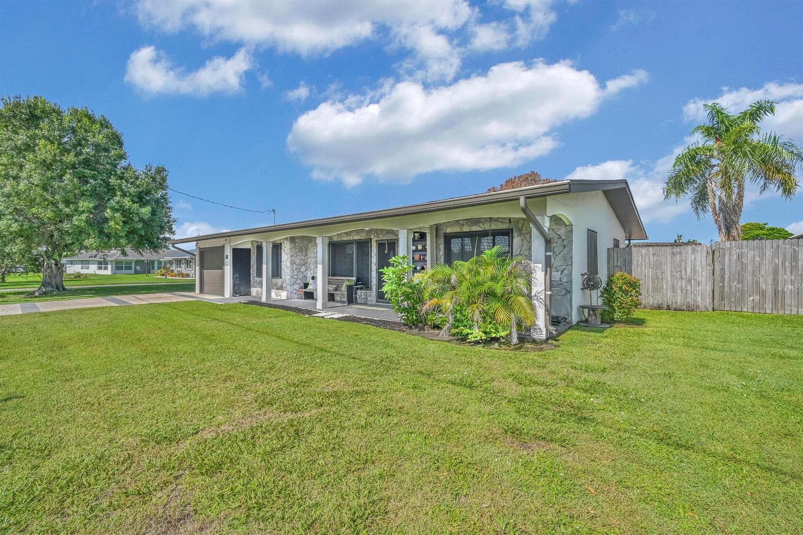220 Riomar Drive photo 7