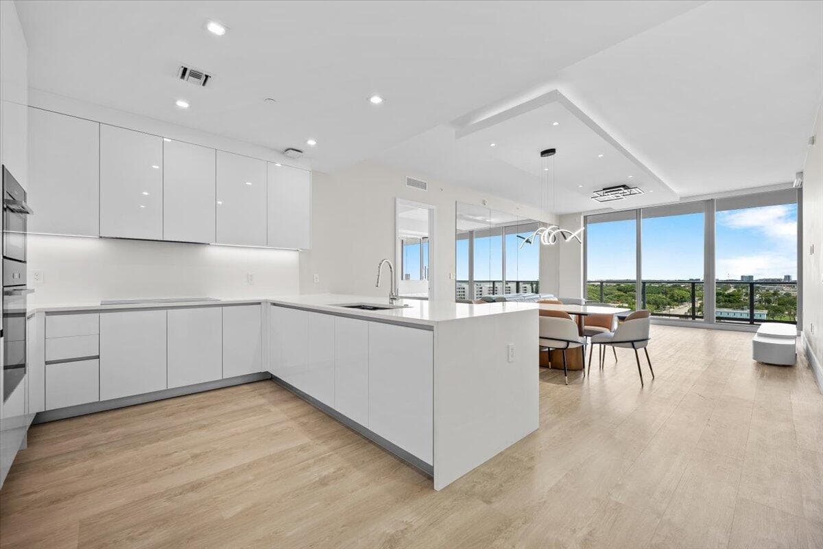 220 Lake Shore Drive #917 1