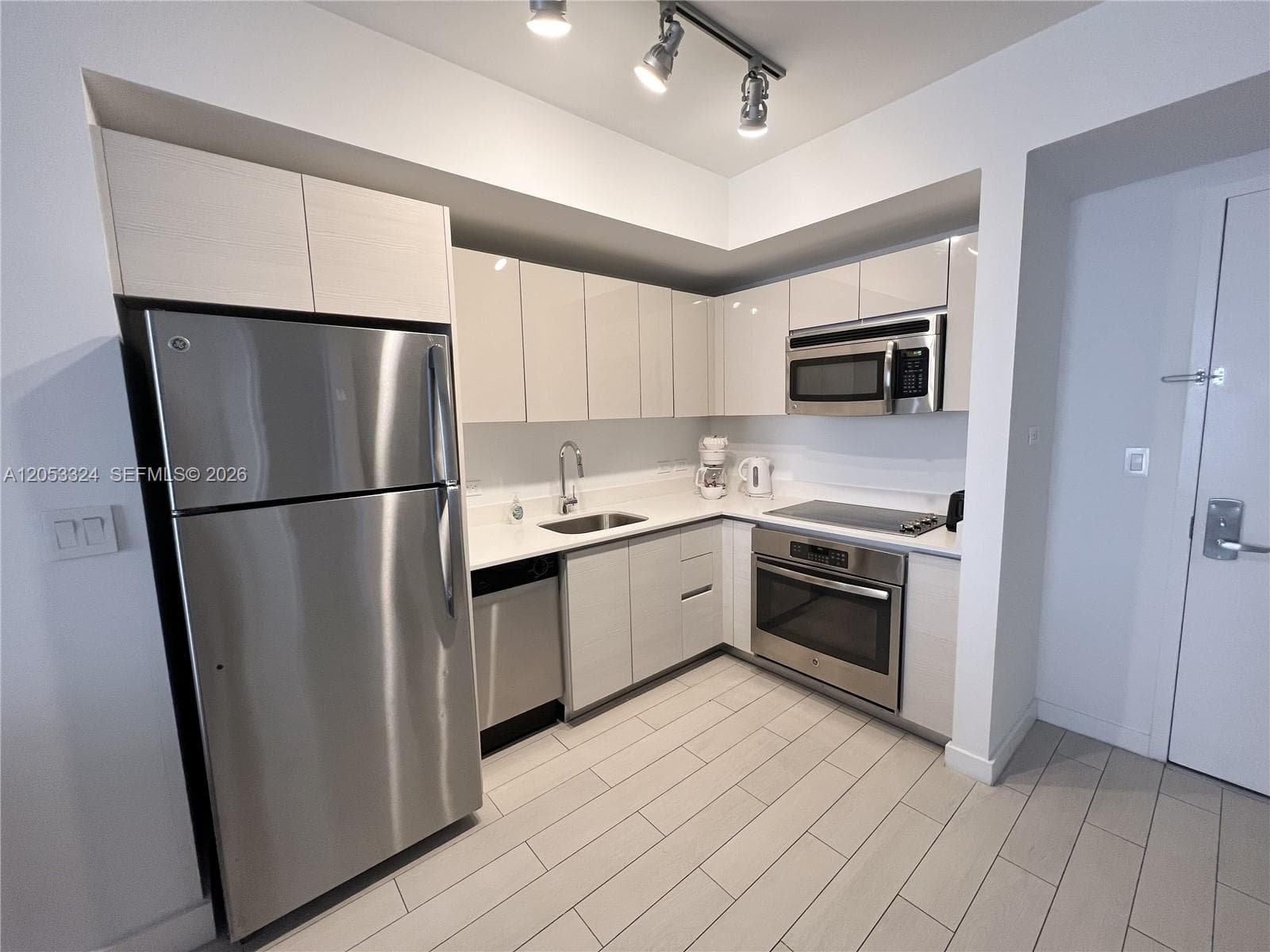 2602 E Hallandale Beach Blvd R1503 photo 8