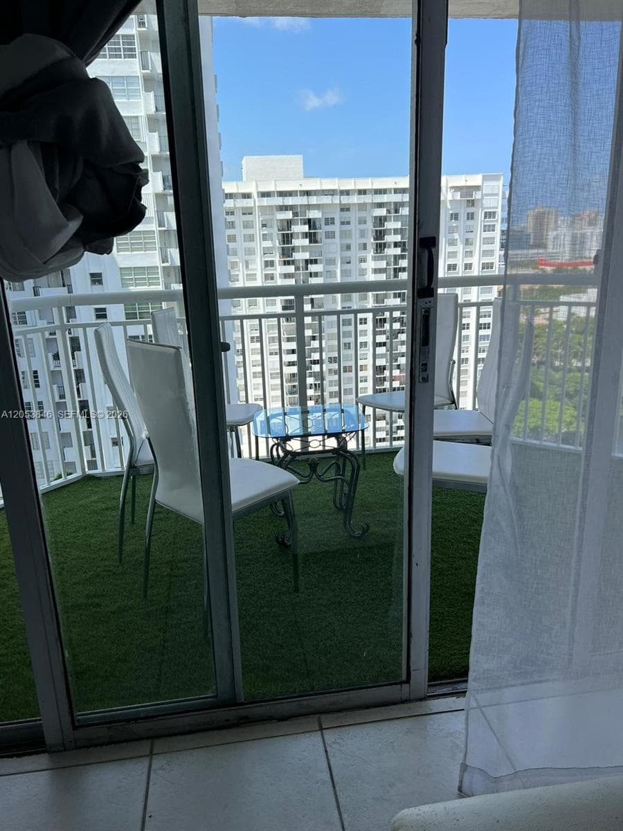 18061 Biscayne Blvd 1902 photo 2