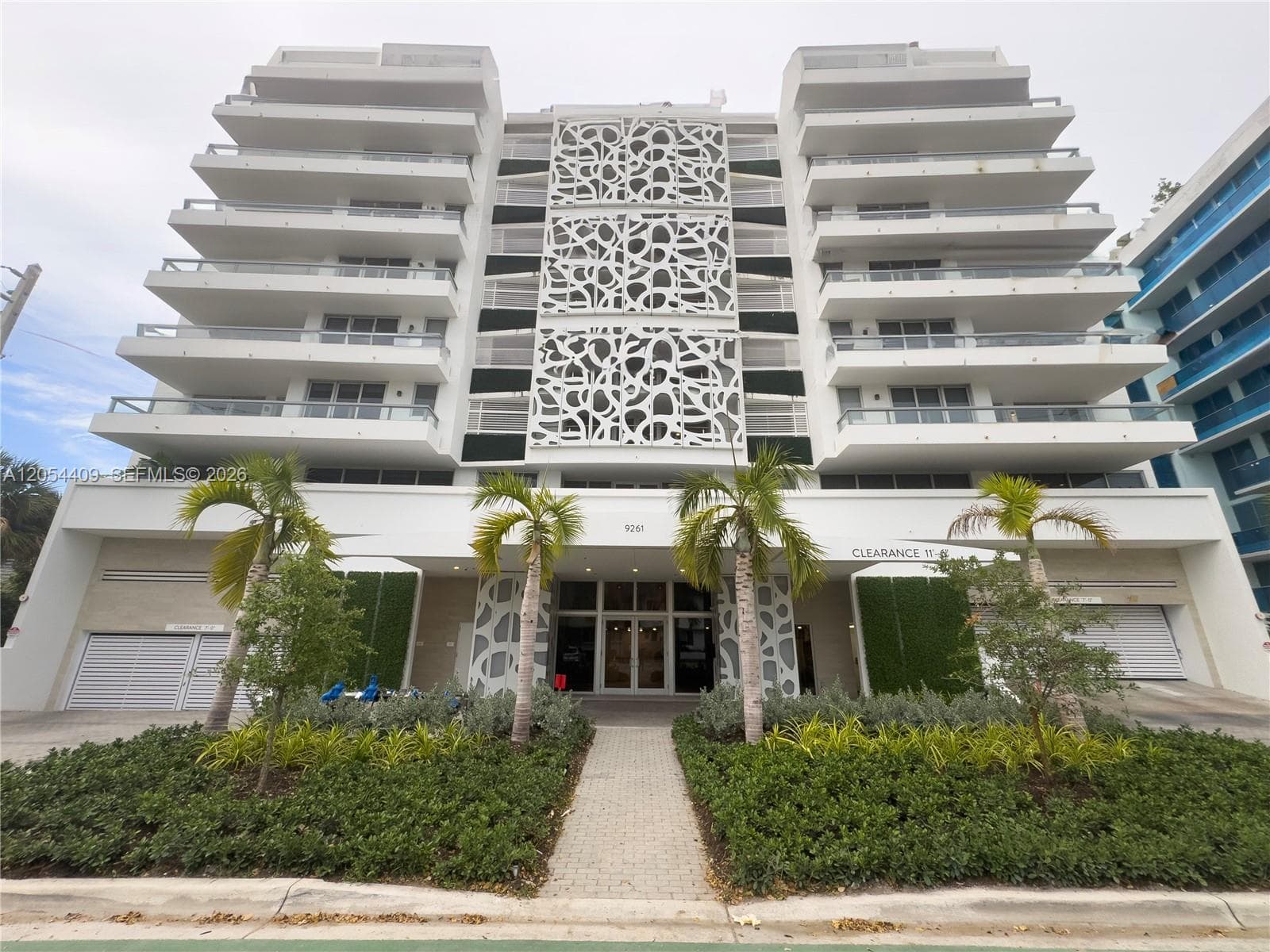 9261 E Bay Harbor Dr 405 photo 1