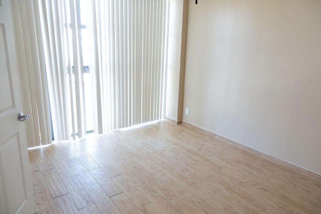 200 LESLIE Drive 819 photo 9