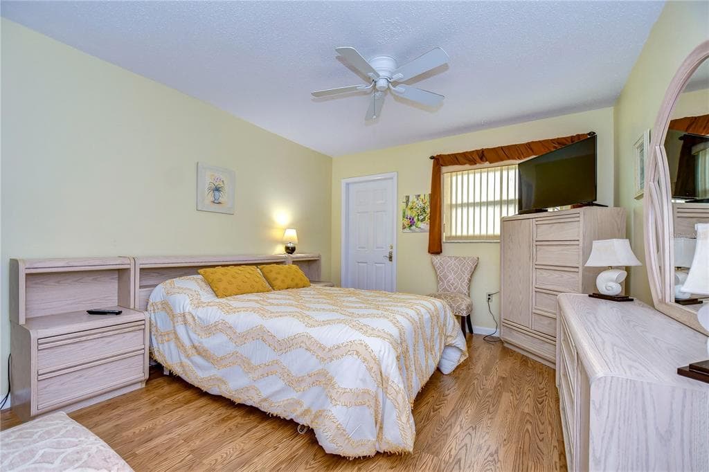 1893 SHORE DRIVE S 206 photo 22