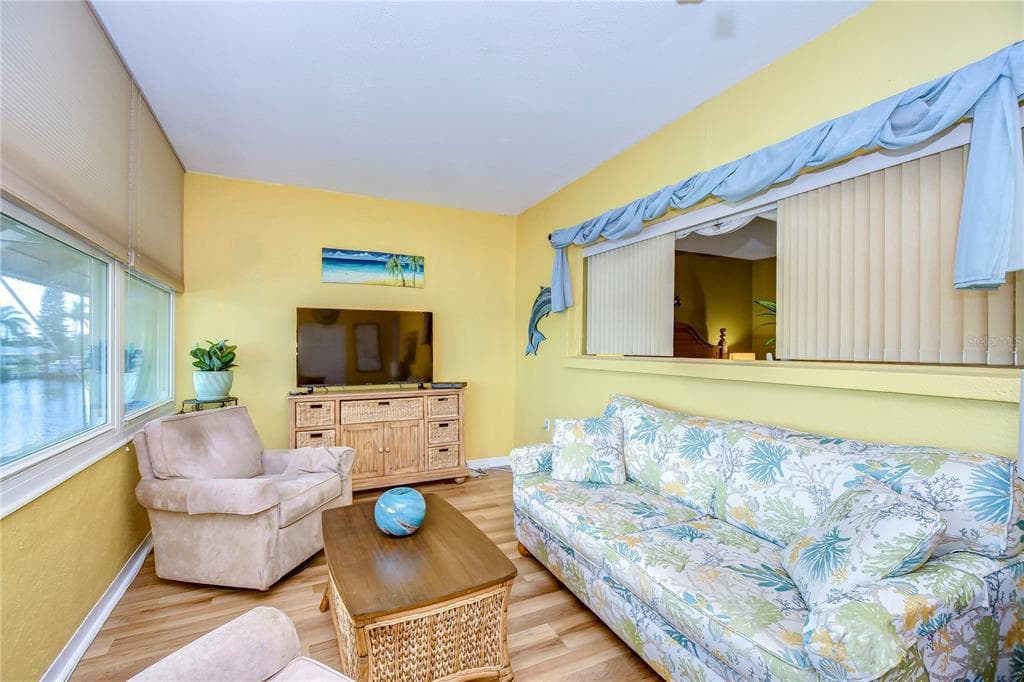 1893 SHORE DRIVE S 206 photo 25