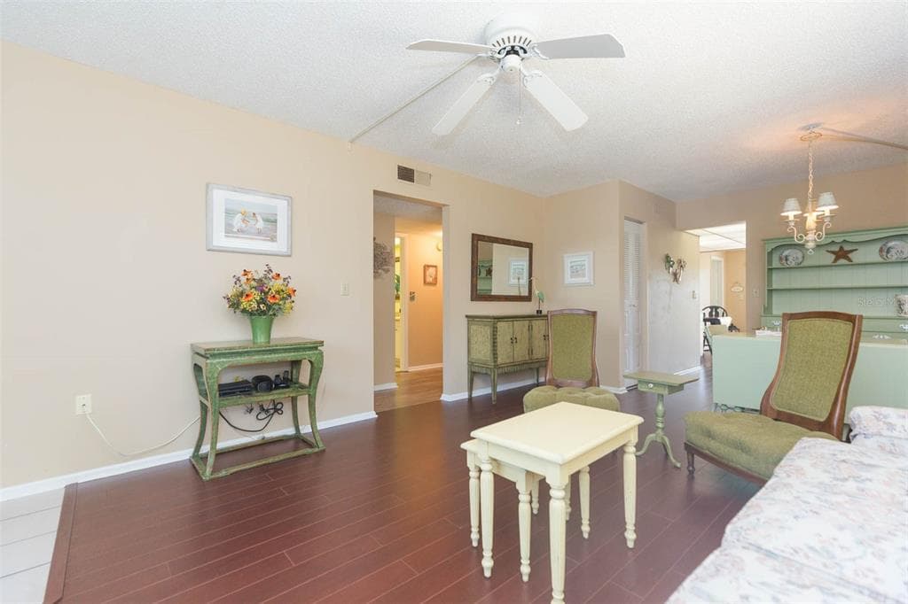 315 30 AVENUE W B201 photo 4