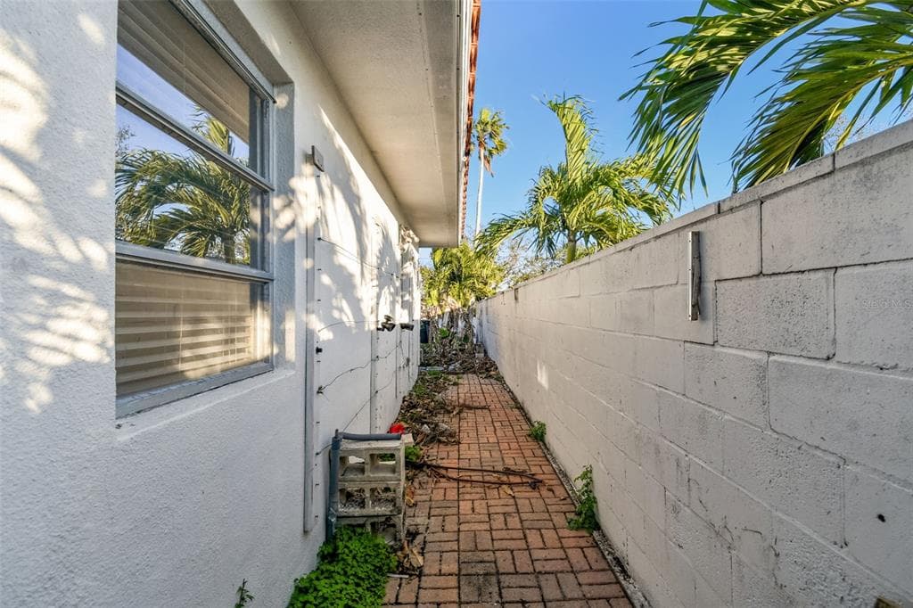 1836 VENETIAN POINT DRIVE photo 21