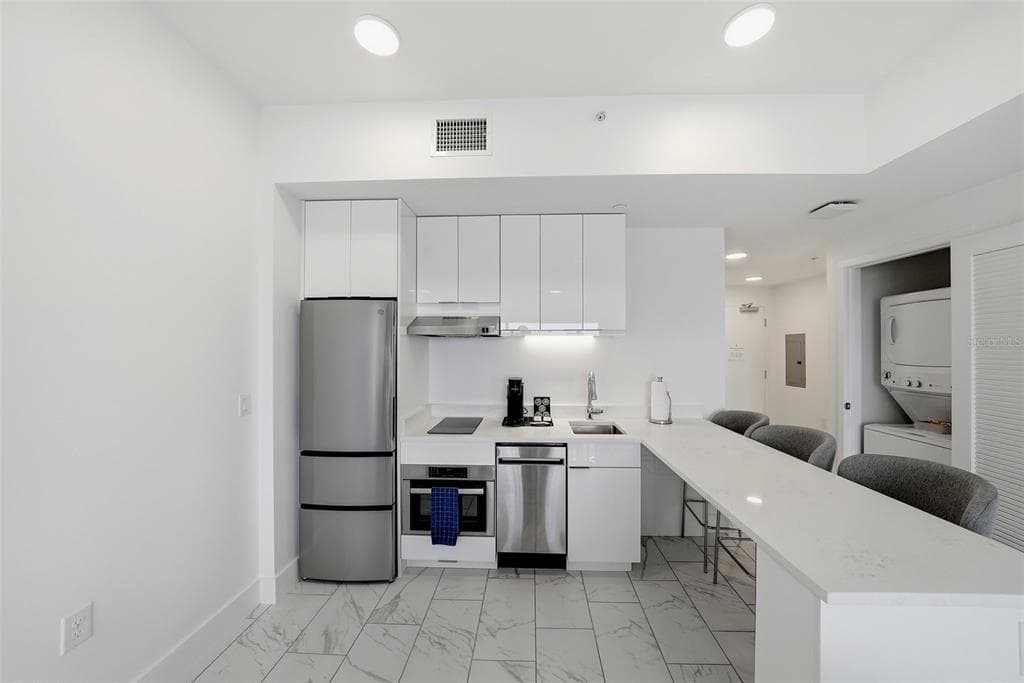 411 E SHORE DRIVE #313 2