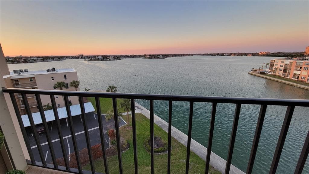 7700 SUN ISLAND DRIVE S #608 4