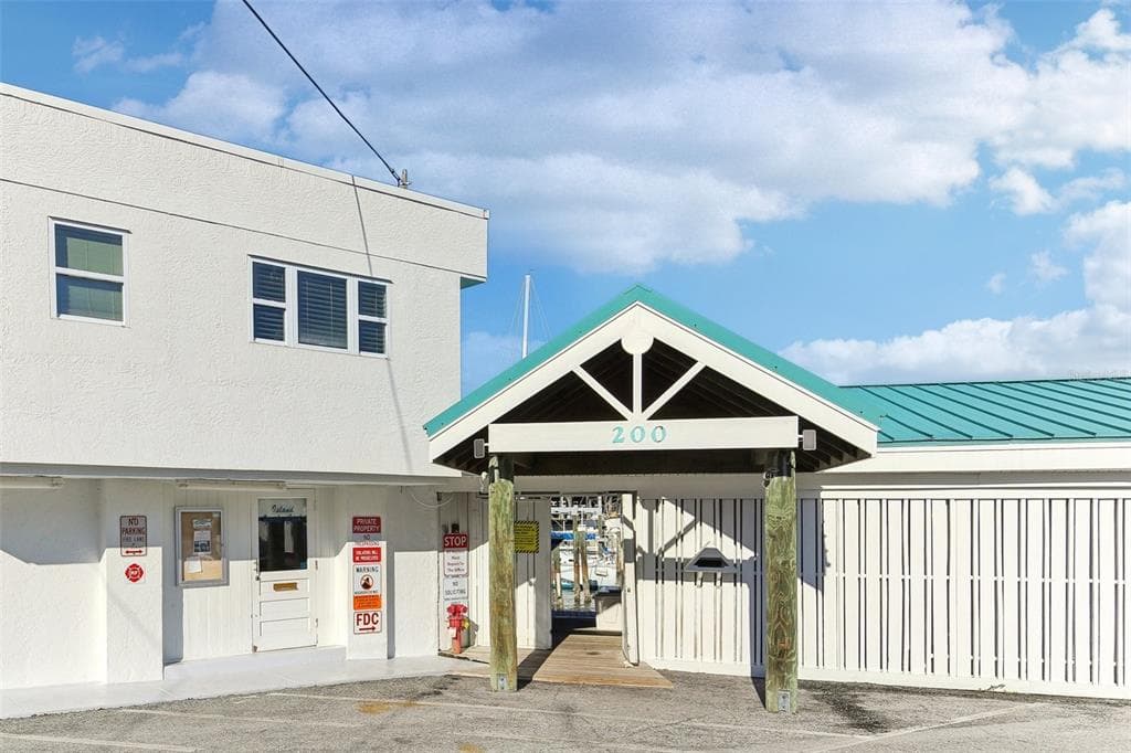 200 WINDWARD PASSAGE #84 3